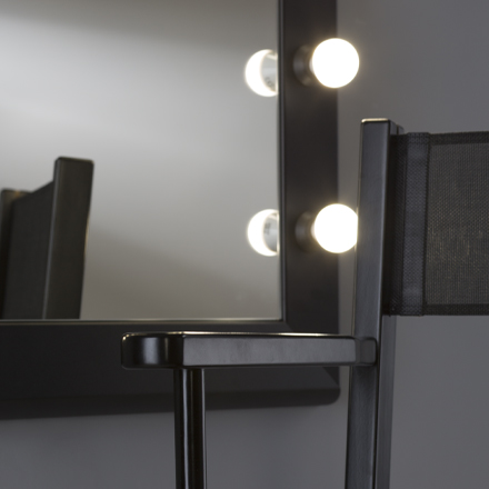 Specchio vintage e sedia trucco in legno - dettaglio