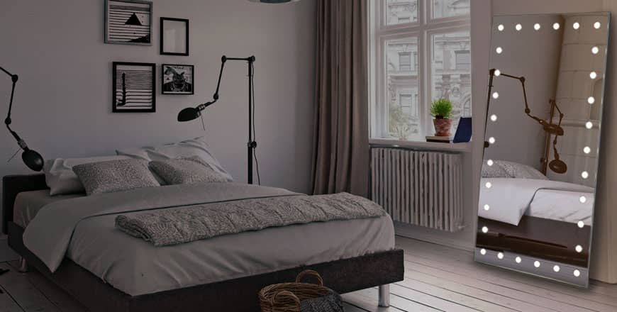 specchio arredo a figura intera con luci in camera da letto