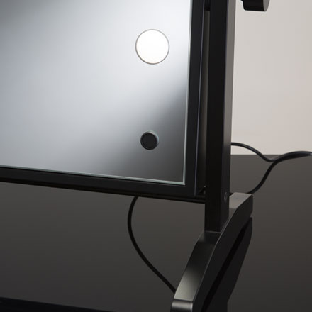 Dettaglio specchio da tavolo con luci led LTV