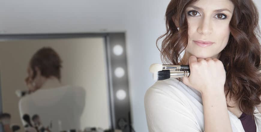 Truccatrice con valigia trucco professionale Cantoni