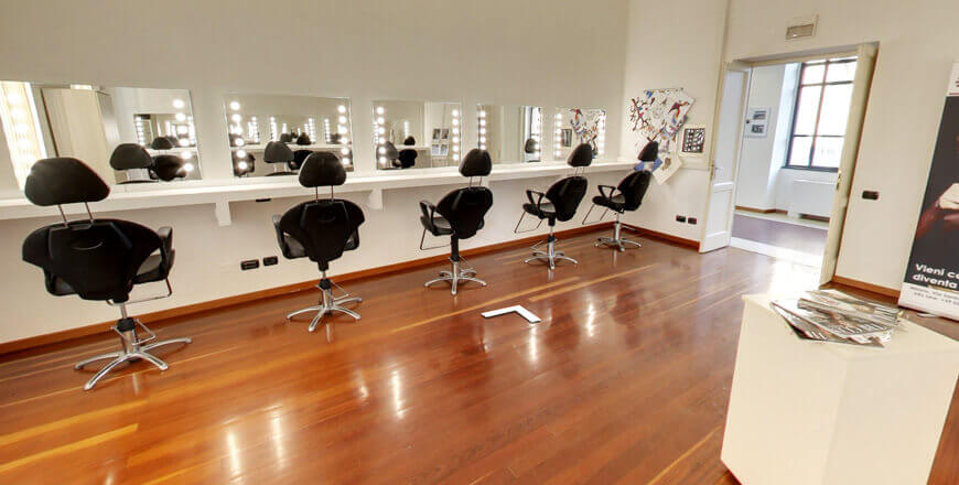 Specchi con luci professionali in accademia per makeup artist