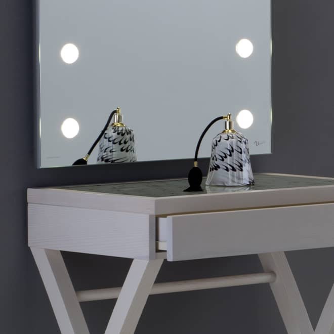 Postazione trucco con specchio illuminato
