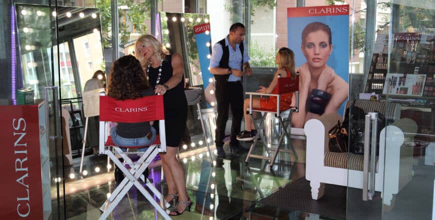 Sedie trucco personalizzate per Clarins e specchi grandi con luci Unica