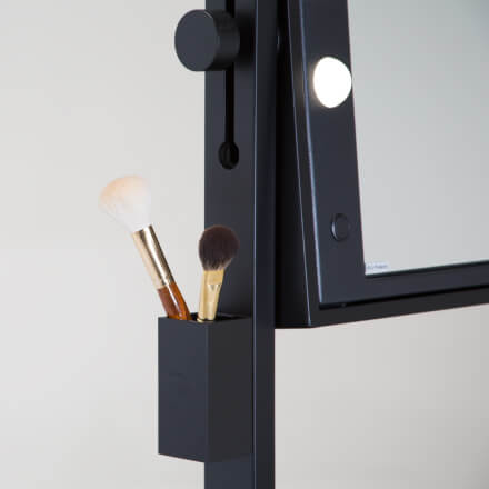 Accessorio porta-pennelli su postazione trucco