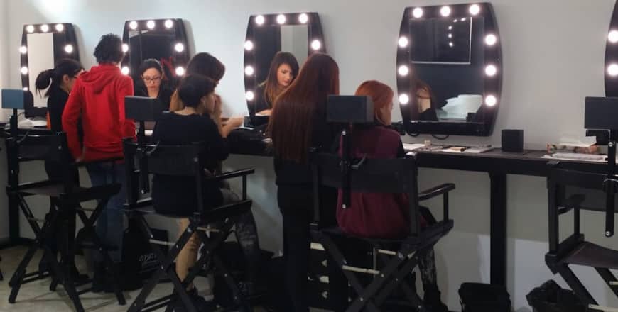 Postazioni make up complete in scuola trucco