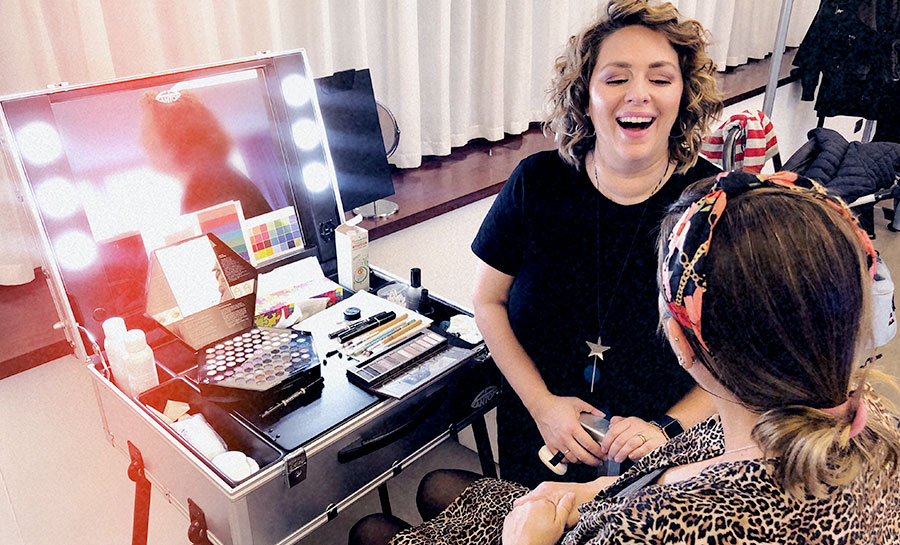 Consulente di immagine durante una sessione di self-make-up