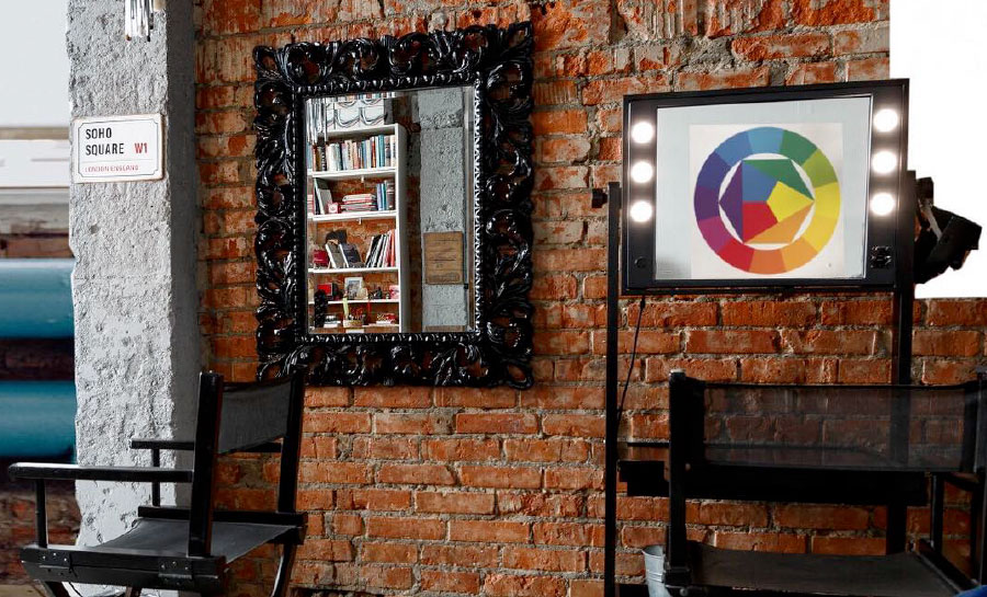 Postazione trucco con sedia in corso consulente d'immagine