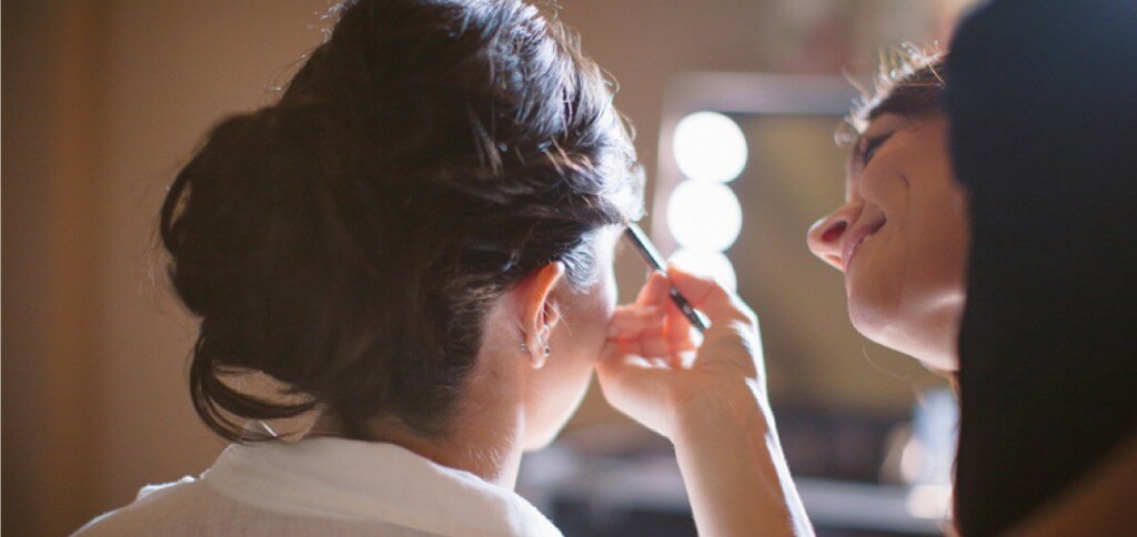 Truccatrice sposa al lavoro