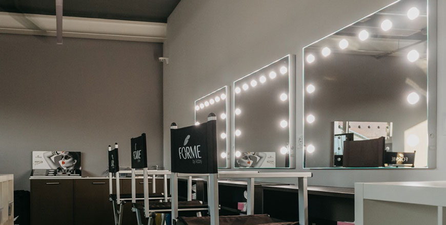 Arredamento di una scuola trucco, specchi con luci e sedie makeup personalizzate