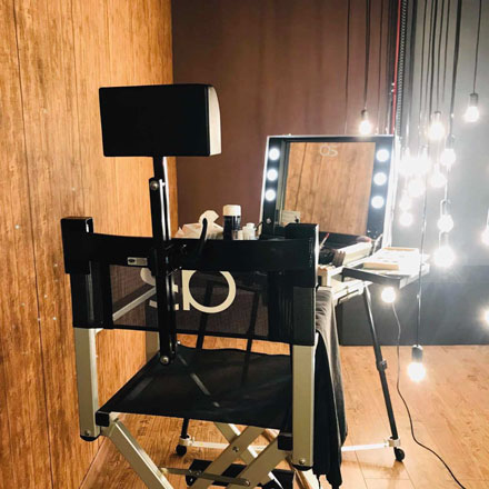 Sedia trucco con poggiatesta e valigia trucco con luci
