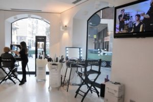 Salone parrucchiere con postazioni Cantoni