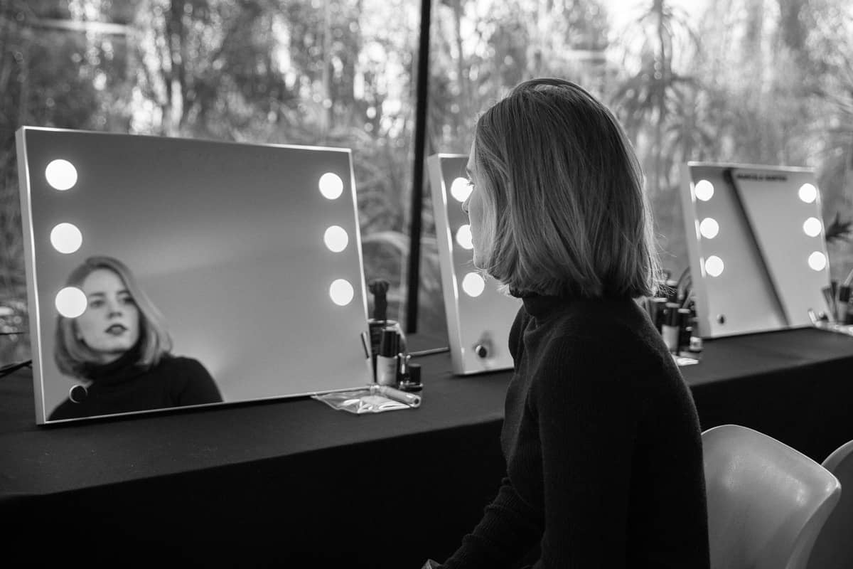 Specchi portatili con luci in scuola trucco