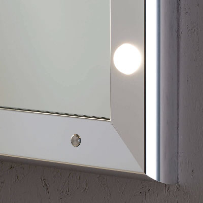 Dettaglio accensione/dimmer e cornice metallo specchio SP