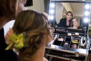 Truccatrice con cliente davanti a avaligia trucco Cantoni