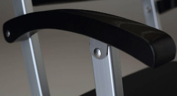 Dettaglio bracciolo in legno scelto essiccato