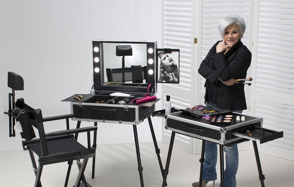 La truccatrice freelance Maria Cristina Laghi con valigia trucco Cantoni