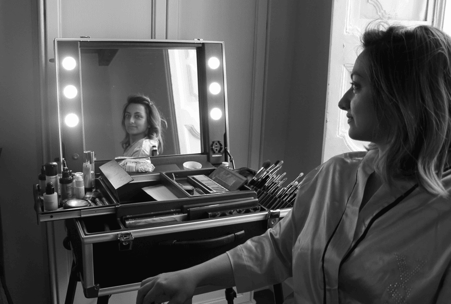 Cliente seduta davanti a una valigia trucco illuminata Cantoni