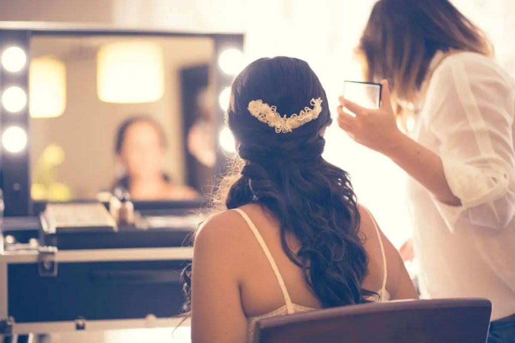 Makeup artist con valigia trucco