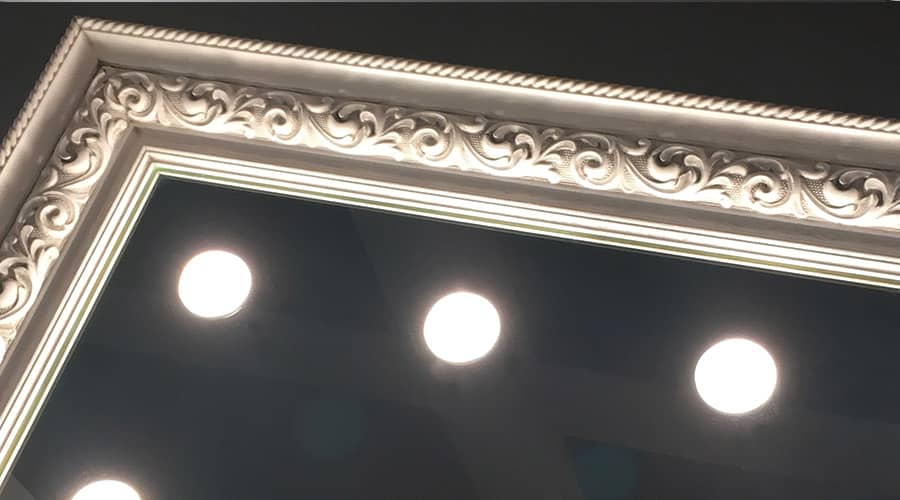 Specchio bagno con luci e cornice in legno