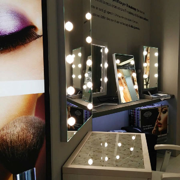 Stand Cantoni a Cosmofarma con specchi illuminati e pannelli led