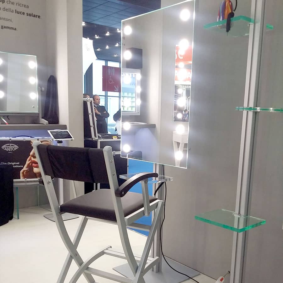 Sedia trucco e specchio autoportante con luci