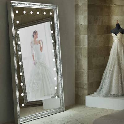 Specchio design a figura intera con cornice in legno colore argento e luci led