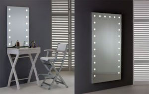 Specchi trucco con luci verticali e postazione trucco completa con sedia