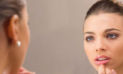 Donna davanti a uno specchio trucco