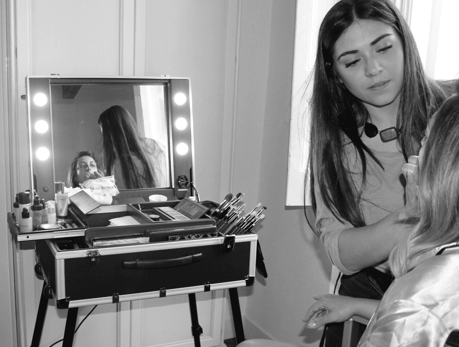 Make up artist al lavoro con postazione trucco portatile Cantoni