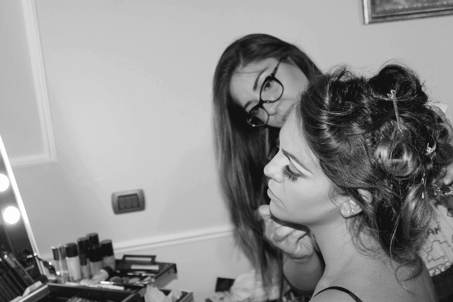Organizzazione di cosmetici e accessori in una valigia trucco Cantoni