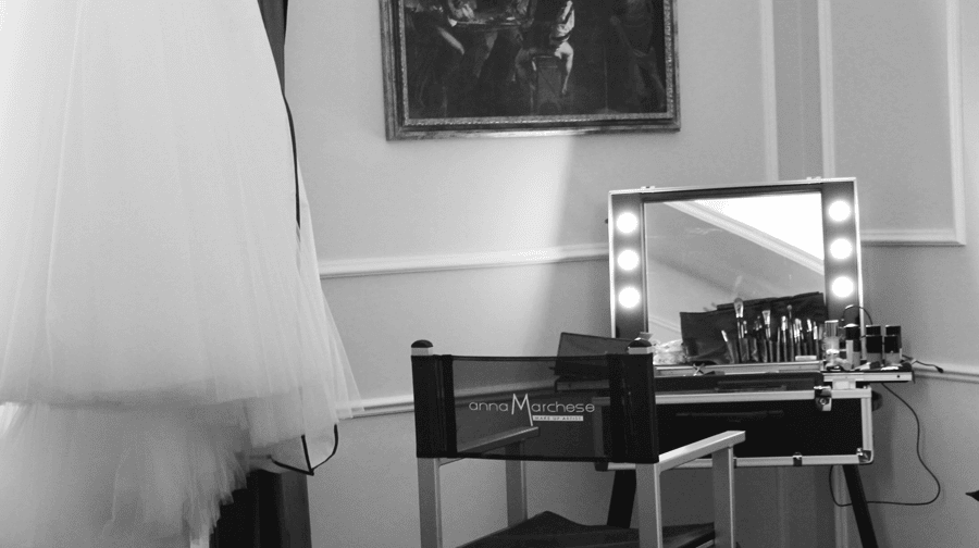 La postazione trucco di MUA freelance per un matrimonio